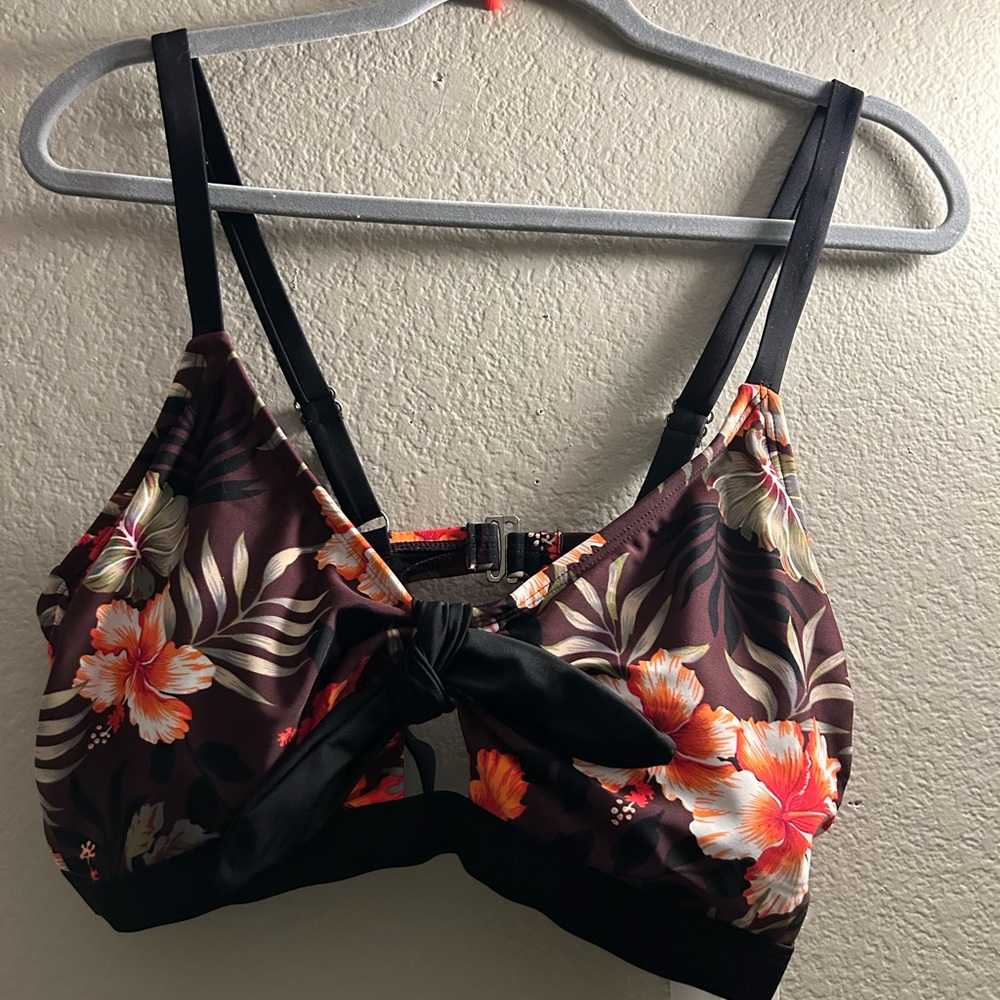 Swim suit top 18  NWT